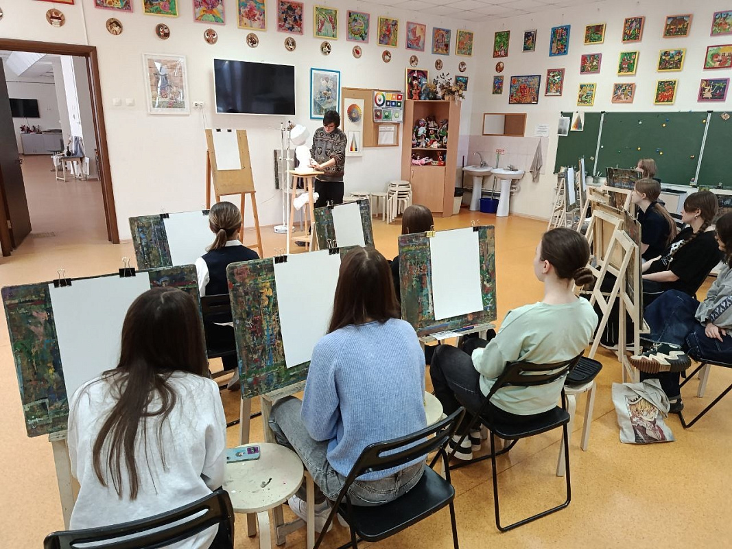 Первые уроки будущих педагогов: как проходит практика студентов КХУ им. Н.И. Фешина